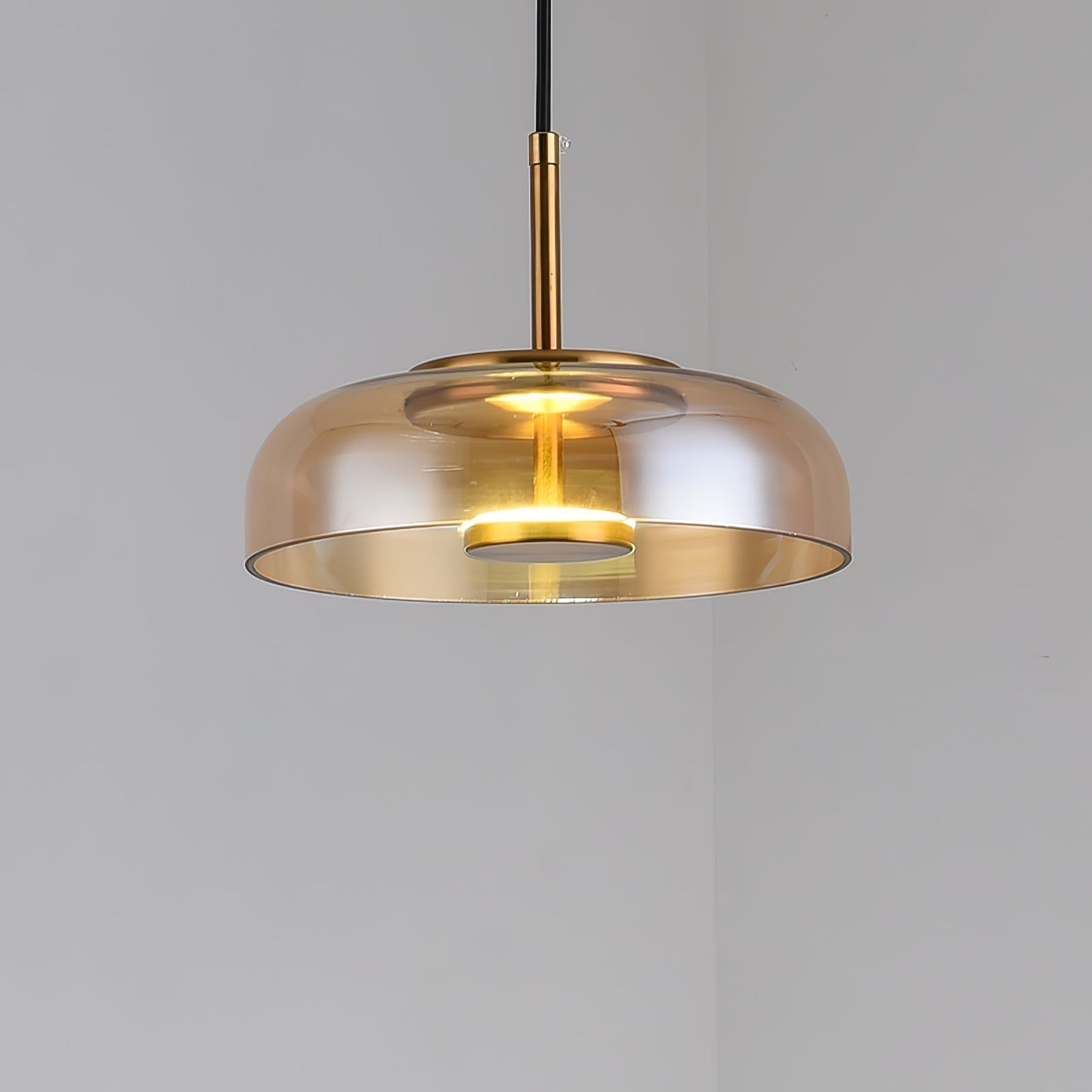 Suspension LED Solaire – Éclairage Moderne en Laiton et Verre pour Intérieur Élégant