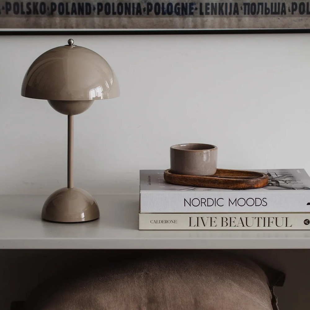 Lampe de Table AuroraGlo - Design Élegant et Sans Fil, Dimmable, Par Verner Panton