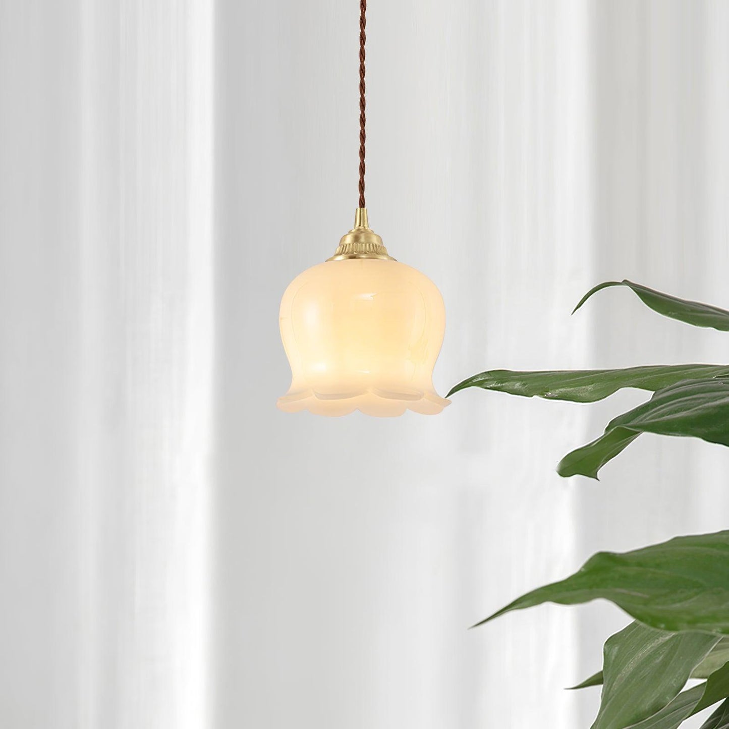 Suspension Talblume – Lampe en Laiton et Résine Inspirée par les Fleurs Naturelles