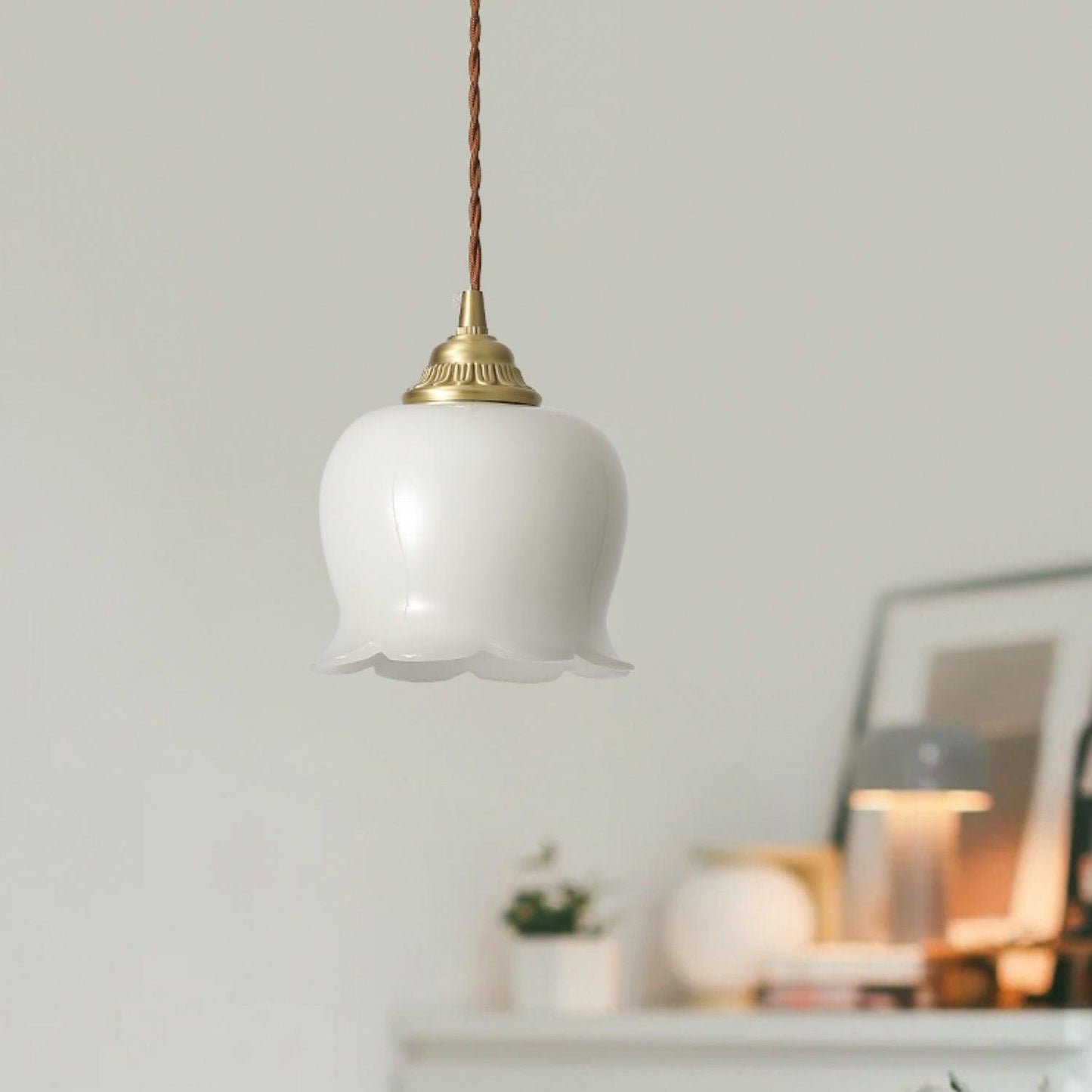 Suspension Talblume – Lampe en Laiton et Résine Inspirée par les Fleurs Naturelles