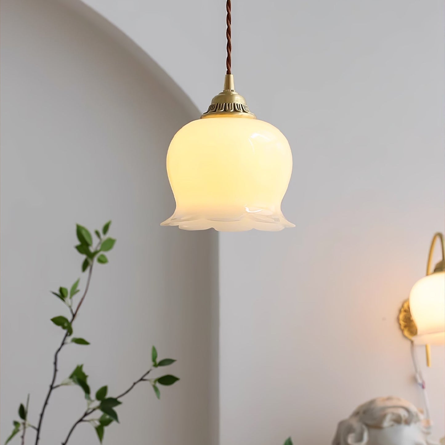 Suspension Talblume – Lampe en Laiton et Résine Inspirée par les Fleurs Naturelles
