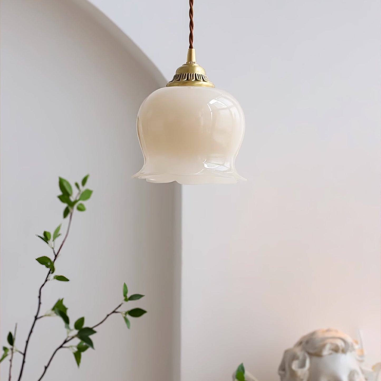 Suspension Talblume – Lampe en Laiton et Résine Inspirée par les Fleurs Naturelles