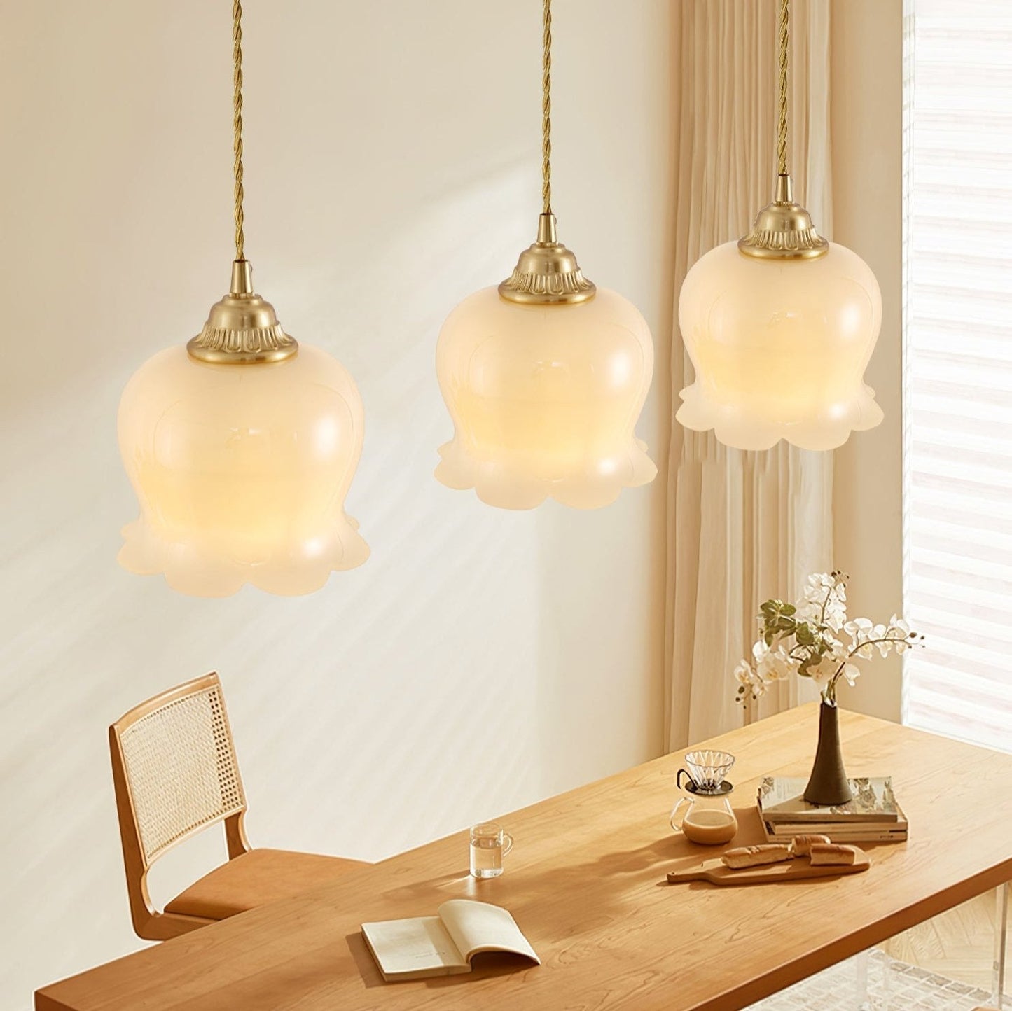 Suspension Talblume – Lampe en Laiton et Résine Inspirée par les Fleurs Naturelles