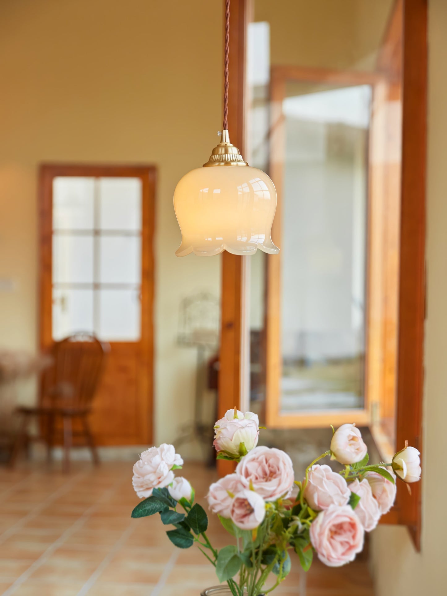 Suspension Talblume – Lampe en Laiton et Résine Inspirée par les Fleurs Naturelles