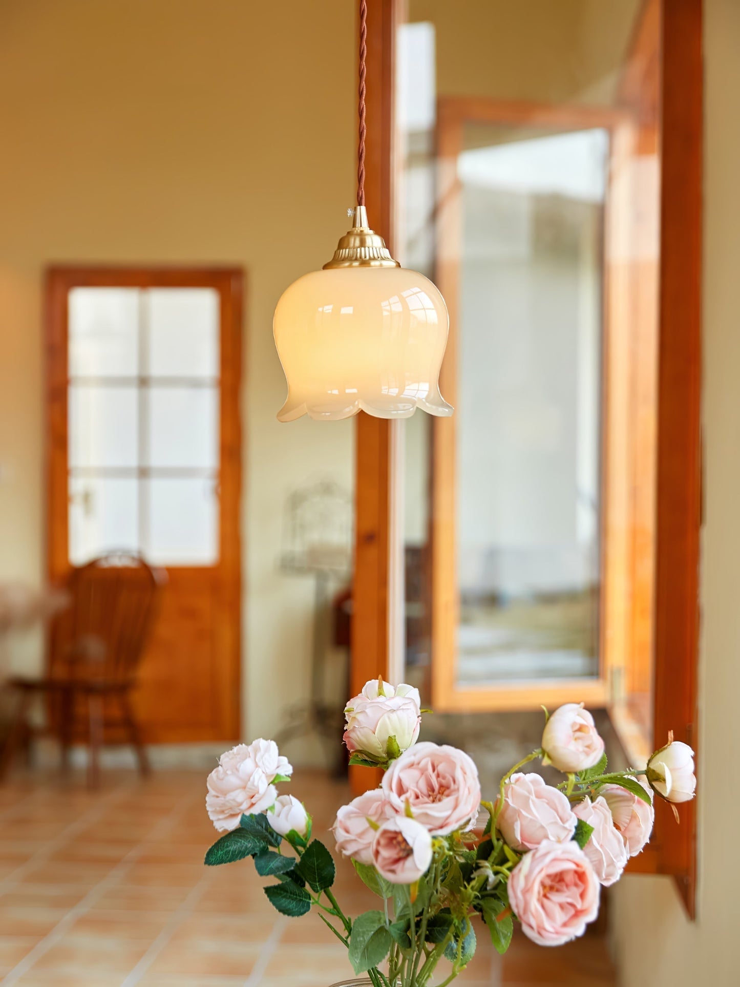 Suspension Talblume – Lampe en Laiton et Résine Inspirée par les Fleurs Naturelles