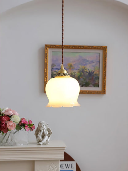 Suspension Talblume – Lampe en Laiton et Résine Inspirée par les Fleurs Naturelles