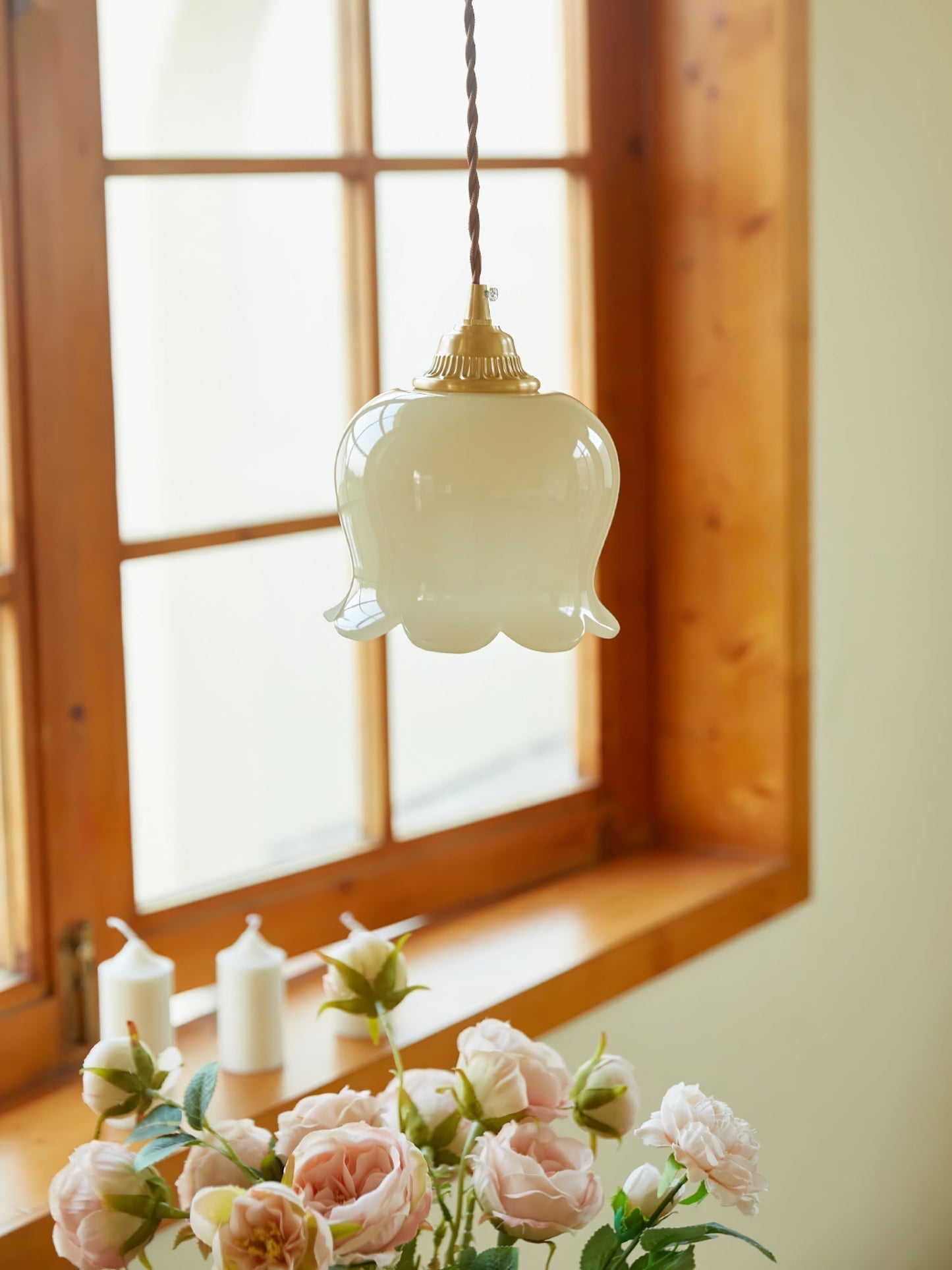 Suspension Talblume – Lampe en Laiton et Résine Inspirée par les Fleurs Naturelles