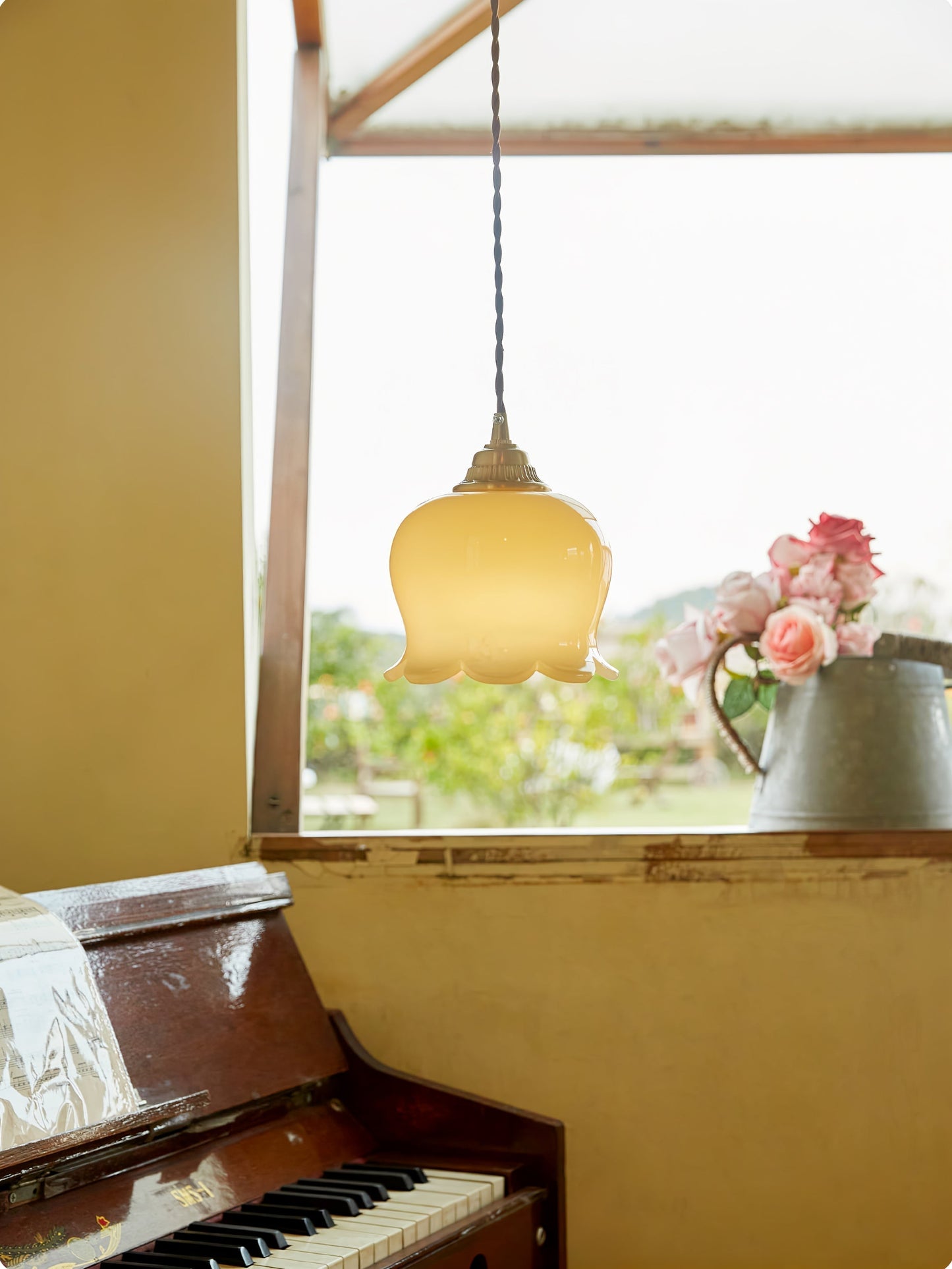 Suspension Talblume – Lampe en Laiton et Résine Inspirée par les Fleurs Naturelles