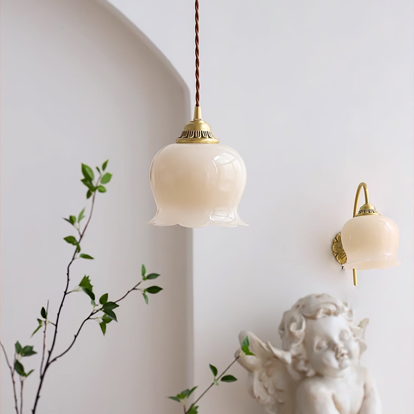 Suspension Talblume – Lampe en Laiton et Résine Inspirée par les Fleurs Naturelles
