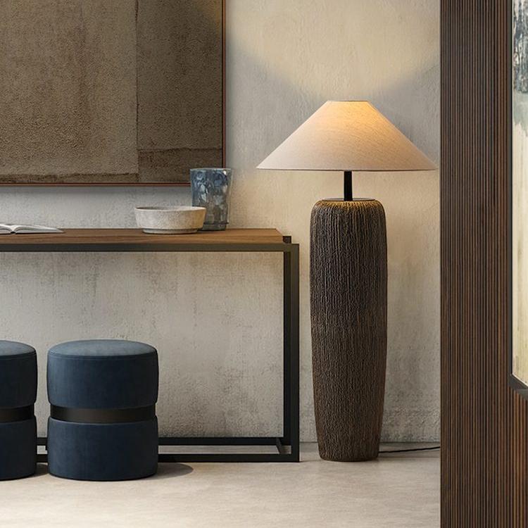 Lampadaire en Bois Vieilli - Élégance Rustique et Moderne pour Salon