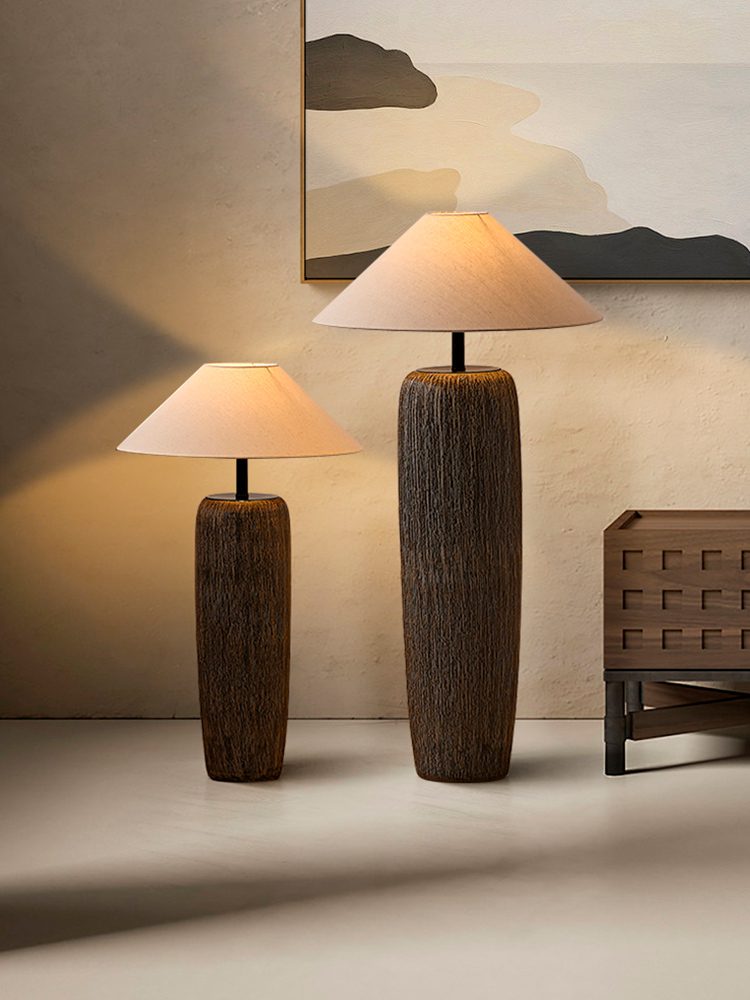 Lampadaire en Bois Vieilli - Élégance Rustique et Moderne pour Salon