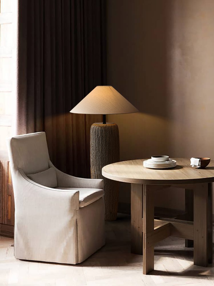 Lampadaire en Bois Vieilli - Élégance Rustique et Moderne pour Salon