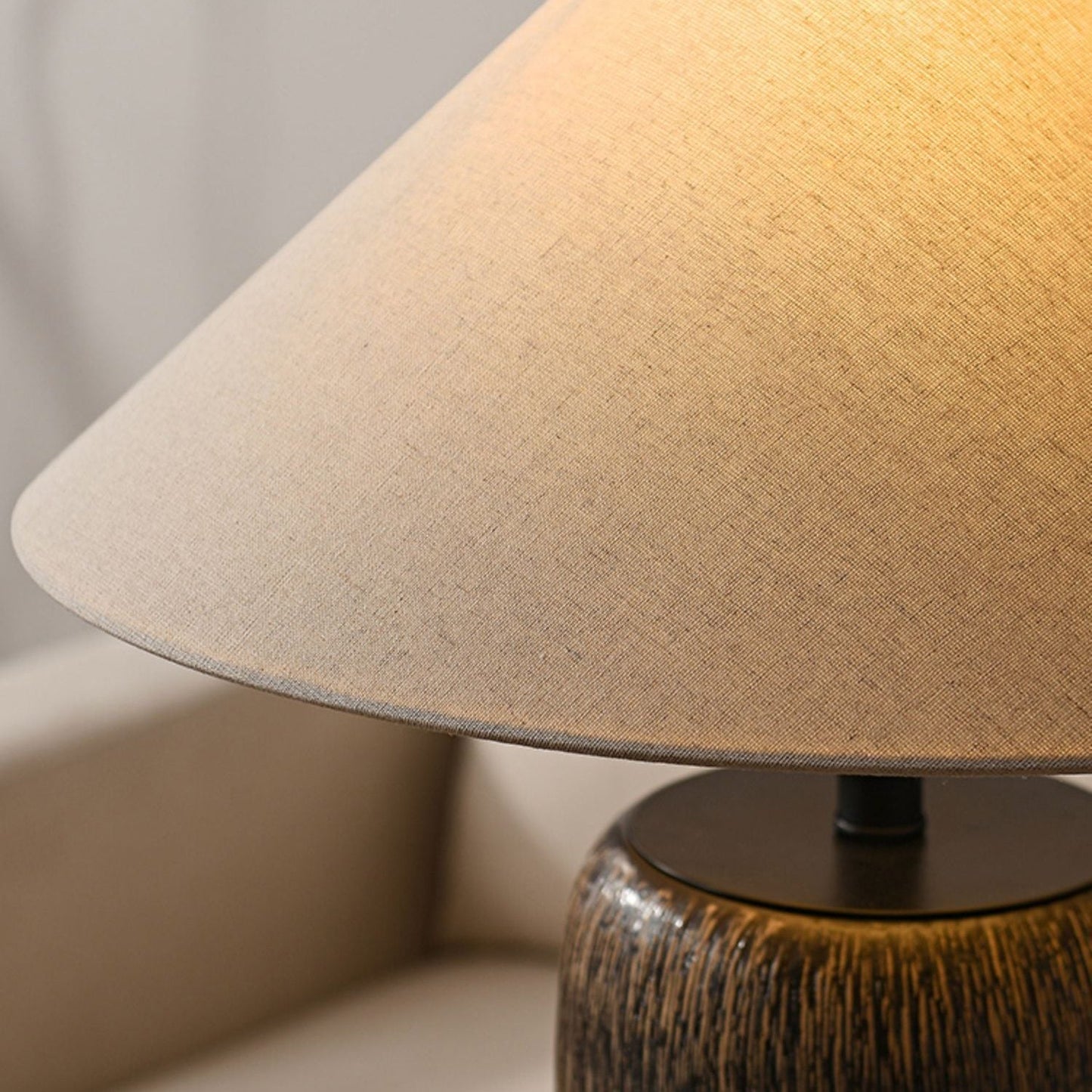 Lampadaire en Bois Vieilli - Élégance Rustique et Moderne pour Salon