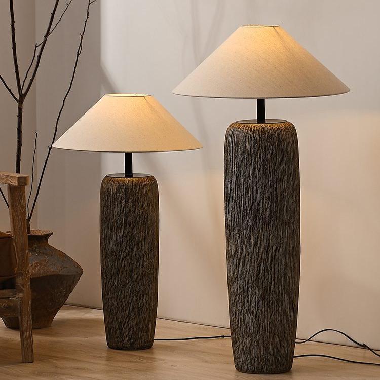 Lampadaire en Bois Vieilli - Élégance Rustique et Moderne pour Salon