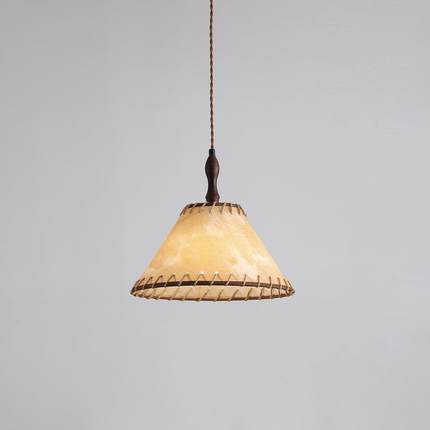 Suspension Bois et Tissu – Équilibre Naturel entre Élégance et Confort