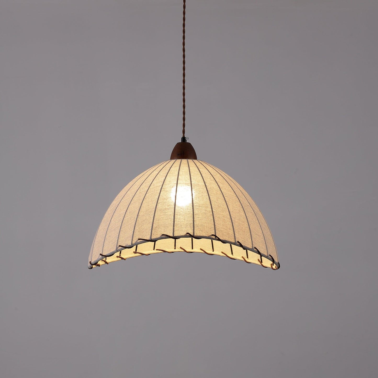 Suspension Bois et Tissu – Équilibre Naturel entre Élégance et Confort