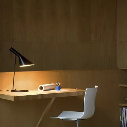 Lampe de Table Design LED - Éclairage Sculptural Réglable, Parfaite pour Bureau et Salon