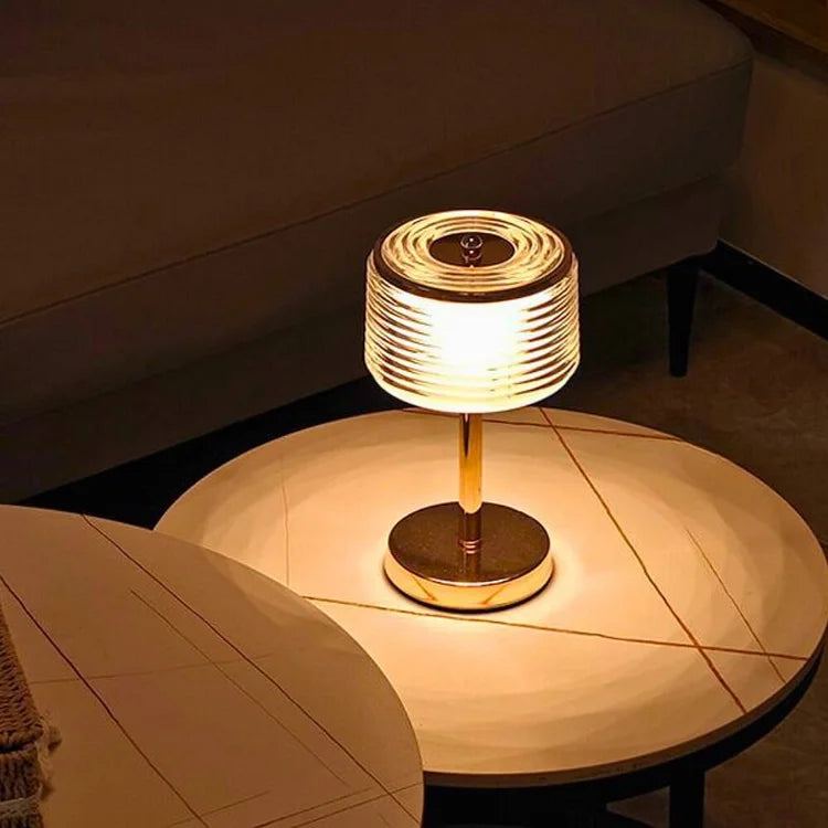 Lampe de Table en Or avec Abat-jour Multicouche – Élégance Moderne pour Salon et Bureau