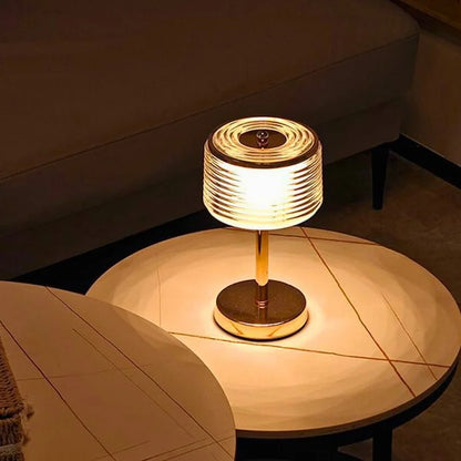 Lampe de Table en Or avec Abat-jour Multicouche – Élégance Moderne pour Salon et Bureau