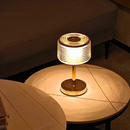 Lampe de Table en Or avec Abat-jour Multicouche – Élégance Moderne pour Salon et Bureau