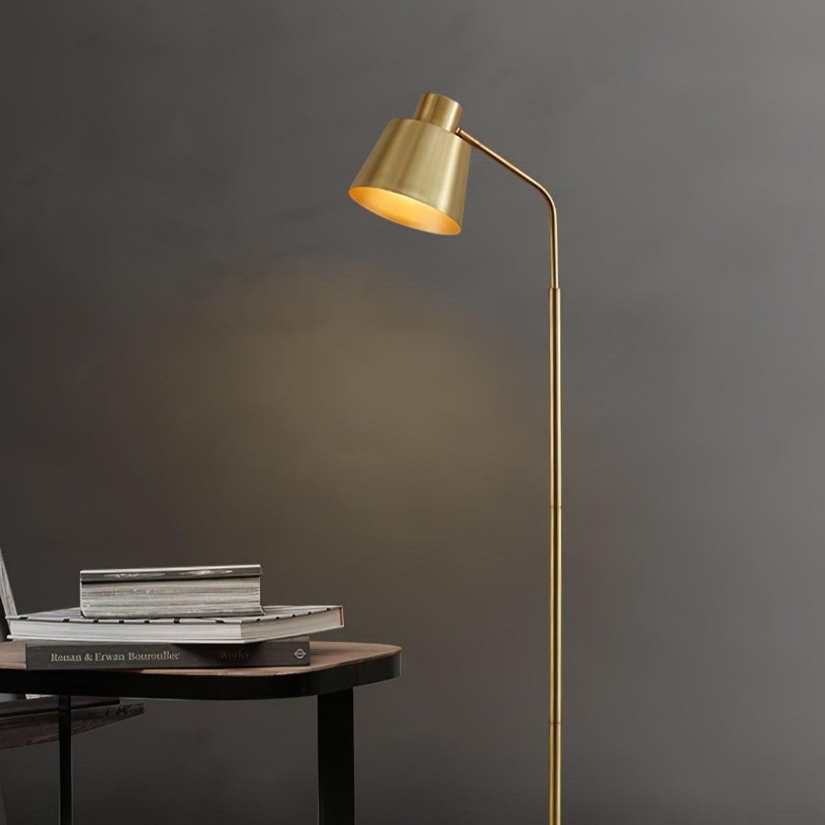 Lampadaire Zeid en Laiton – Élégance Moderne avec Structure Minimaliste et Éclairage LED