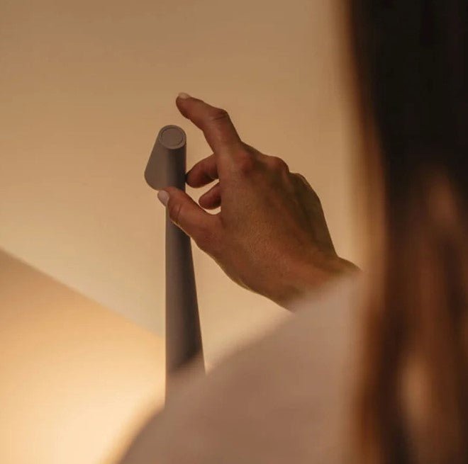 Lampe de Table Rechargeable - Design Élégant en Aluminium avec 3 Niveaux d'Intensité, Disponible en Plusieurs Couleurs