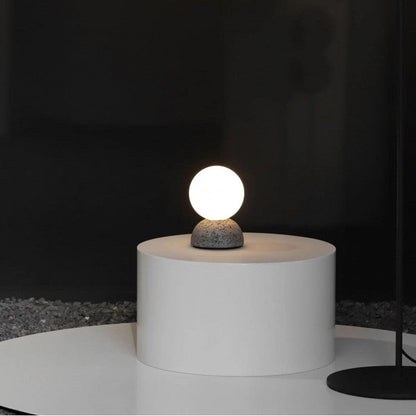 Suspension Origo – Design Géométrique en Zement, Pierre Volcanique et Verre Opale
