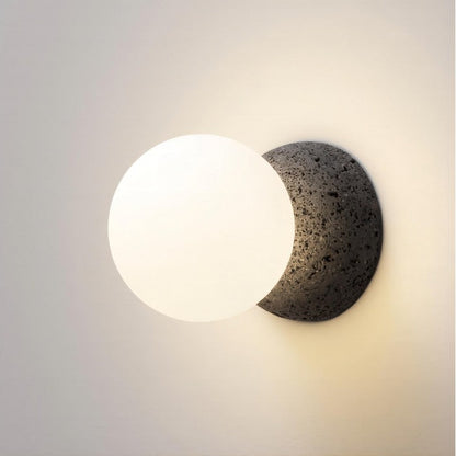 Suspension Origo – Design Géométrique en Zement, Pierre Volcanique et Verre Opale