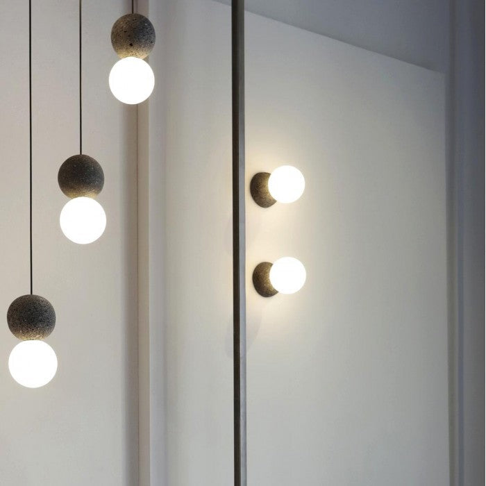 Suspension Origo – Design Géométrique en Zement, Pierre Volcanique et Verre Opale