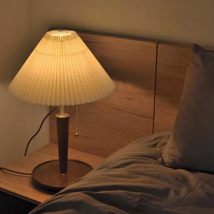 Lampe de Table Vintage en Bois Plissé – Charme Classique et Fonctionnalité Moderne